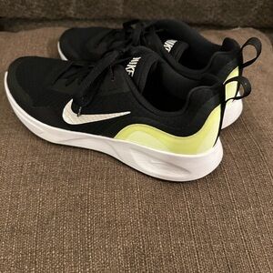 Wmns Wearallday 'Black Barely Volt' size 8.5